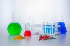 Satz Laborglaswaren LABORanalyse Chemische Reaktion Chemisches Experiment unter Verwendung der verschiedenen Komponenten Erhalten stockfotos Satz Laborglaswaren LABORanalyse Chemische Reaktion Chemisches Experiment unter Verwendung der verschiedenen Komponenten Erhalten stockfotos