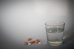 Satz Pillen und Glas Wasser stockbilder Satz Pillen und Glas Wasser stockbilder