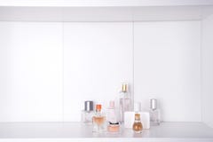 Satz verschiedene Frauenparfüme stockbild Satz verschiedene Frauenparfüme stockbild