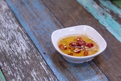 Sauce et poivre à poissons dans une tasse images stock Sauce et poivre à poissons dans une tasse images stock