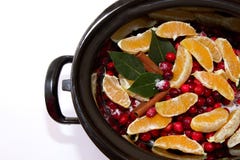 Sauce à la canneberge avec les oranges, la cannelle et la feuille de laurier fermentant dedans Photo stock Sauce à la canneberge avec les oranges, la cannelle et la feuille de laurier fermentant dedans Photo stock
