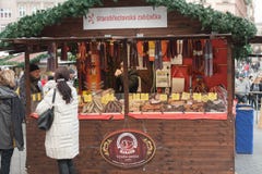 Saucisse de ventes de femme au marché de Noël chez Liberty Square Photographie stock Saucisse de ventes de femme au marché de Noël chez Liberty Square Photographie stock