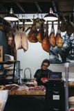 Saucisses d'emballage de vendeur à un stand de viande sur le marché de ville, Londres, R-U image libre de droits Saucisses d'emballage de vendeur à un stand de viande sur le marché de ville, Londres, R-U image libre de droits
