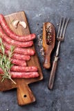 Saucisses et ingrédients crus pour la cuisson Photographie stock Saucisses et ingrédients crus pour la cuisson Photographie stock