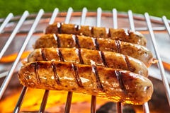 Saucisses grillées en plan rapproché sur la grille images stock Saucisses grillées en plan rapproché sur la grille images stock