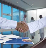 Saudi-arabische Geschäftsmänner, die Hände rütteln und Vertrag oder a schließen stockbilder Saudi-arabische Geschäftsmänner, die Hände rütteln und Vertrag oder a schließen stockbilder
