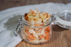 Sauerkraut ή παστωμένο λάχανο σε ένα βάζο γυαλιού στοκ φωτογραφία με δικαίωμα ελεύθερης χρήσης Sauerkraut ή παστωμένο λάχανο σε ένα βάζο γυαλιού στοκ φωτογραφία με δικαίωμα ελεύθερης χρήσης
