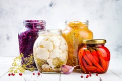 Sauerkraut ποικιλία που συντηρεί τα βάζα Ο σπιτικός γερμαναράς παντζαριών κόκκινων λάχανων, turmeric κίτρινος γερμαναράς, μαρινάρ στοκ φωτογραφία με δικαίωμα ελεύθερης χρήσης Sauerkraut ποικιλία που συντηρεί τα βάζα Ο σπιτικός γερμαναράς παντζαριών κόκκινων λάχανων, turmeric κίτρινος γερμαναράς, μαρινάρ στοκ φωτογραφία με δικαίωμα ελεύθερης χρήσης