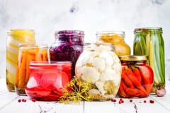 Sauerkraut и marinated разнообразие солениь сохраняя опарникы Домодельные бураки красной капусты, kraut турмерина, стоковые фото Sauerkraut и marinated разнообразие солениь сохраняя опарникы Домодельные бураки красной капусты, kraut турмерина, стоковые фото