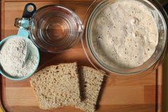 Sauerteigbrot von Anfang bis Ende stockfotografie Sauerteigbrot von Anfang bis Ende stockfotografie