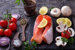 Saumons, champignons, tomates et persil image libre de droits Saumons, champignons, tomates et persil image libre de droits