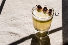 Saures Cocktail Pisco mit Kirschnatürlichem Licht Stockbilder Saures Cocktail Pisco mit Kirschnatürlichem Licht Stockbilder