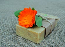 Savon naturel fait main de calendula de bain de station thermale de bain sur le fond de tissu de toile de jute Fabrication de sav Photo libre de droits Savon naturel fait main de calendula de bain de station thermale de bain sur le fond de tissu de toile de jute Fabrication de sav Photo libre de droits
