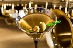 Saxofon och martini med gröna oliv royaltyfria bilder Saxofon och martini med gröna oliv royaltyfria bilder