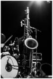 Saxofone na fase do pé na mostra foto de stock Saxofone na fase do pé na mostra foto de stock