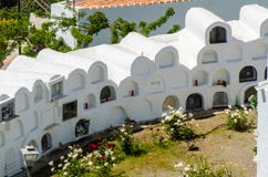 SAYALONGA, ESPANHA - 6 de maio de 2018 cemitério espanhol típico no r foto de stock SAYALONGA, ESPANHA - 6 de maio de 2018 cemitério espanhol típico no r foto de stock
