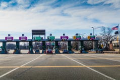 Sayreville, NJ, usa - Luty 16, 2019: Gardenu State Parkway tollbooth przy wyjściem 124 na pogodnym zima ranku obraz royalty free Sayreville, NJ, usa - Luty 16, 2019: Gardenu State Parkway tollbooth przy wyjściem 124 na pogodnym zima ranku obraz royalty free
