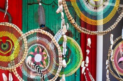 SAYULITA, MEXIKO, AM 28. MAI 2016: handgemachte twigged dreamcathers a lizenzfreies stockfoto SAYULITA, MEXIKO, AM 28. MAI 2016: handgemachte twigged dreamcathers a lizenzfreies stockfoto