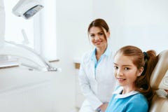 Saúde dental Dentista And Happy Girl no escritório da odontologia foto de stock Saúde dental Dentista And Happy Girl no escritório da odontologia foto de stock