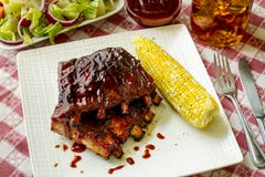 Scaffali del barbecue delle costole con salsa fotografie stock libere da diritti Scaffali del barbecue delle costole con salsa fotografie stock libere da diritti