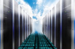 Scaffali del server con il cielo nuvoloso blu raggi luminosi della sfuocatura fotografia stock Scaffali del server con il cielo nuvoloso blu raggi luminosi della sfuocatura fotografia stock