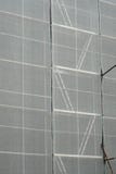 scaffolding Andaime coberto com uma lona branca para a proteção scaffolding Andaime coberto com uma lona branca para a proteção