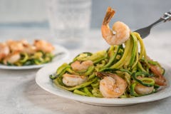 Scampi maigre de crevette avec des nouilles de courgette image stock Scampi maigre de crevette avec des nouilles de courgette image stock