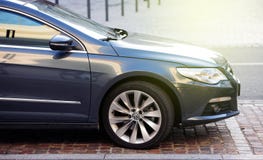 Scandalo delle emissioni di Volkswagen - Volkswagen Passat ha parcheggiato in città fotografie stock libere da diritti Scandalo delle emissioni di Volkswagen - Volkswagen Passat ha parcheggiato in città fotografie stock libere da diritti