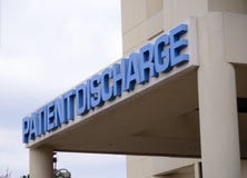 Scarico paziente ad un ospedale fotografia stock libera da diritti Scarico paziente ad un ospedale fotografia stock libera da diritti