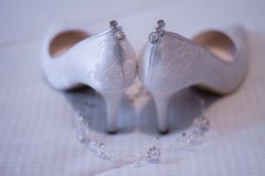 Scarpa nuziale con unfocused fotografie stock libere da diritti Scarpa nuziale con unfocused fotografie stock libere da diritti