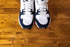 Scarpe da tennis su vecchio retro fondo di legno fotografie stock libere da diritti Scarpe da tennis su vecchio retro fondo di legno fotografie stock libere da diritti