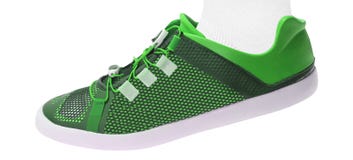 Scarpe di camminata verdi di sport su bianco fotografia stock libera da diritti Scarpe di camminata verdi di sport su bianco fotografia stock libera da diritti