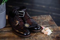 Scarpe di nozze dello sposo su un fondo scuro immagine stock Scarpe di nozze dello sposo su un fondo scuro immagine stock