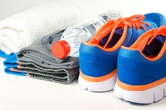 Scarpe di sport con abbigliamento fotografie stock libere da diritti Scarpe di sport con abbigliamento fotografie stock libere da diritti