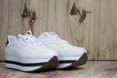 Scarpe di sport per le donne con stile fotografia stock Scarpe di sport per le donne con stile fotografia stock