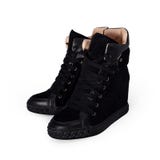 Scarpe nere femminili sopra bianco Fotografie Stock Scarpe nere femminili sopra bianco Fotografie Stock