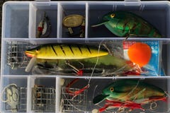 Scatola di attrezzatura di pesca per ricreazione immagini stock Scatola di attrezzatura di pesca per ricreazione immagini stock