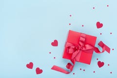 Scatola di regalo o del presente, cuore di carta e coriandoli sulla vista superiore del fondo blu Cartolina d'auguri di giorno de fotografie stock Scatola di regalo o del presente, cuore di carta e coriandoli sulla vista superiore del fondo blu Cartolina d'auguri di giorno de fotografie stock