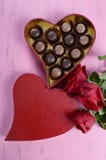 Scatola di regalo rossa di forma del cuore di giorno di biglietti di S. Valentino di cioccolato Immagine Stock Libera da Diritti Scatola di regalo rossa di forma del cuore di giorno di biglietti di S. Valentino di cioccolato Immagine Stock Libera da Diritti