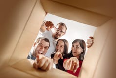Scatola disimballante e d'apertura della gente del cartone e che guarda dentro fotografia stock Scatola disimballante e d'apertura della gente del cartone e che guarda dentro fotografia stock