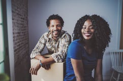 Scatole commoventi delle coppie giovani felici dell'africano nero nel nuovo appartamento insieme e facendo una riuscita vita Fami Immagine Stock Libera da Diritti Scatole commoventi delle coppie giovani felici dell'africano nero nel nuovo appartamento insieme e facendo una riuscita vita Fami Immagine Stock Libera da Diritti