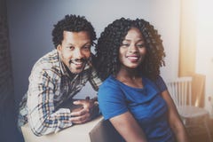 Scatole commoventi delle giovani coppie felici dell'africano nero nel nuovo appartamento insieme e facendo una bella vita Famigli Fotografia Stock Scatole commoventi delle giovani coppie felici dell'africano nero nel nuovo appartamento insieme e facendo una bella vita Famigli Fotografia Stock