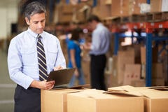 Scatole di In Warehouse Checking del responsabile Scatole di In Warehouse Checking del responsabile