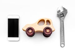 Scelga il servizio dell'automobile Strappi vicino ai giocattoli ed al telefono cellulare dell'automobile sulla vista superiore de fotografia stock Scelga il servizio dell'automobile Strappi vicino ai giocattoli ed al telefono cellulare dell'automobile sulla vista superiore de fotografia stock