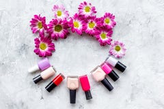 Scelga lo smalto per il manicure Bottiglie di lucidatura colorata sul copyspace grigio di vista superiore del fondo fotografia stock libera da diritti Scelga lo smalto per il manicure Bottiglie di lucidatura colorata sul copyspace grigio di vista superiore del fondo fotografia stock libera da diritti