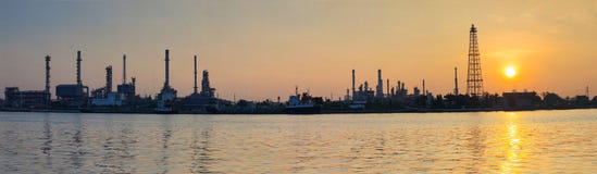 Scena in aumento del bello sole con olio, estat di industria della raffineria del gas fotografie stock Scena in aumento del bello sole con olio, estat di industria della raffineria del gas fotografie stock