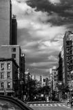 Scena della via in Manhattan del centro, in bianco e nero, New York, NY fotografia stock libera da diritti Scena della via in Manhattan del centro, in bianco e nero, New York, NY fotografia stock libera da diritti