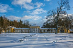 Scena di inverno di costruzione gialla della colonnato di Ferdinand in Marienbad fotografia stock Scena di inverno di costruzione gialla della colonnato di Ferdinand in Marienbad fotografia stock