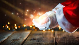 Scena di natale Santa Claus che mostra le stelle d'ardore e polvere magica in mani aperte immagini stock Scena di natale Santa Claus che mostra le stelle d'ardore e polvere magica in mani aperte immagini stock