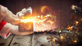 Scena di natale Scatola di apertura di Santa Claus con il regalo magico fotografia stock Scena di natale Scatola di apertura di Santa Claus con il regalo magico fotografia stock